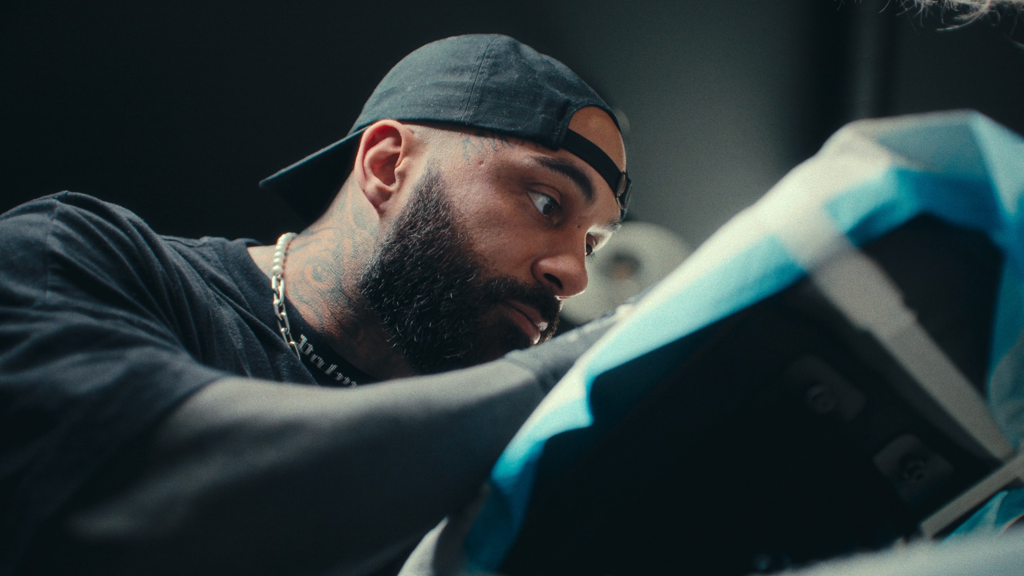 Nico Winter tattooing